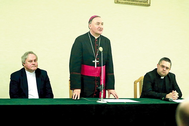 ▲	Biskup Andrzej Jeż i ks. prof. Michał Drożdż, delegat biskupa tarnowskiego ds. mediów (z lewej), i ks. dr Andrzej Turek, szef Komisji ds. Mediów. 