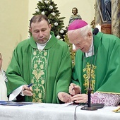 ▲	Moment podpisania przez biskupa stosownych dokumentów.