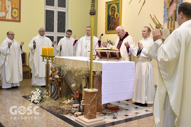 Eucharystię koncelebrowali z biskupami moderatorzy i wykładowcy WSD.