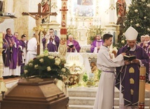 Pogrzebowej Mszy św. w kościele św. Macieja przewodniczył bp Roman Pindel.