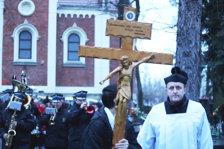 W ostatniej drodze towarzyszył śp. Stefanowi Jakubowskiemu krzyż z Gronia Jana Pawła II