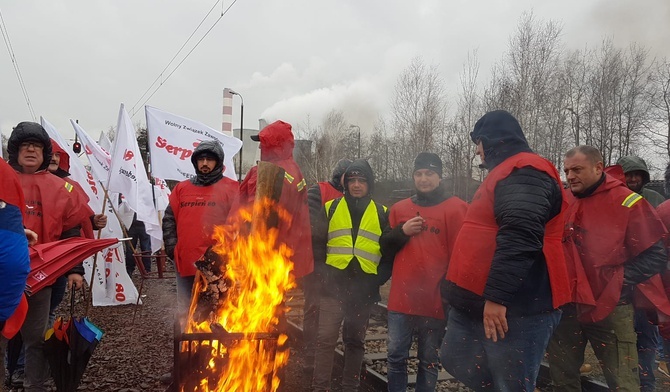 Łaziska Górne. Górniczy związkowcy nie chcą importowanego węgla. Zablokowali tory