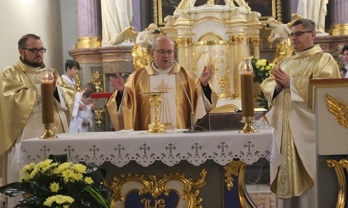 Od lewej księża: Wojciech Grzegorzek, Juliusz Kropacz i Janusz Talik w skoczowskim kościele Świętych Apostołów Piotra i Pawła.