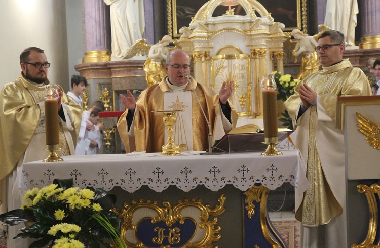 Od lewej księża: Wojciech Grzegorzek, Juliusz Kropacz i Janusz Talik w skoczowskim kościele Świętych Apostołów Piotra i Pawła.