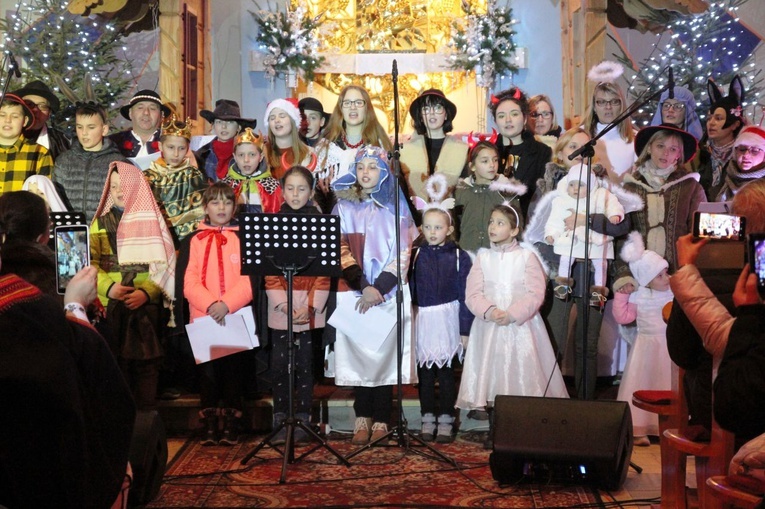 Rodzinna schola "Solo Dios basta" z Pisarzowic w kamesznickim kościele.