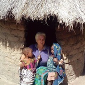 ▲	S. Cecylia Bachalska odwiedza wioskę chorych na trąd w Tanzanii, gdzie mieszkają także dzieci.