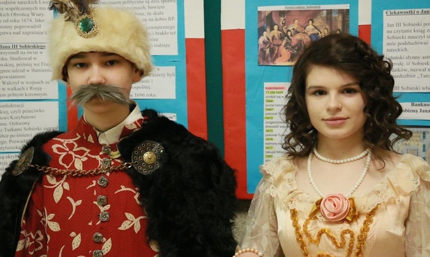 Uczniowie klasy VIII wcielili się w postać króla Jana i królowej Marysieńki.