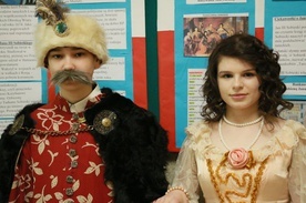 Uczniowie klasy VIII wcielili się w postać króla Jana i królowej Marysieńki.