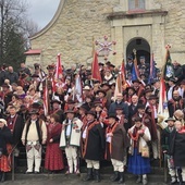 Wspólne pamiątkowe zdjęcie przed kościołem w Ujsołach