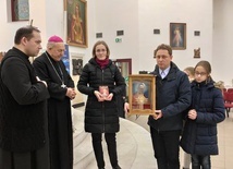 Stalowa Wola, parafia św. Jana Pawła II. Przyjęcie relikwii przez jedną z rodzin.
