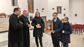 Stalowa Wola, parafia św. Jana Pawła II. Przyjęcie relikwii przez jedną z rodzin.
