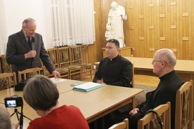 Prelegenta ks. dr. Grzegorza Głąba powitał i przedstawił Jan Rejczak. Z prawej ks. prał. Edward Poniewierski.