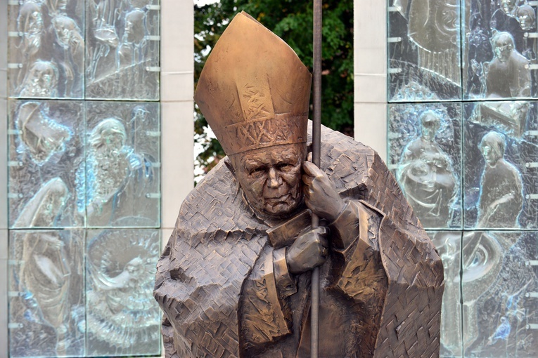 Pomnik św. Jana Pawła II przed świdnicką katedrą.