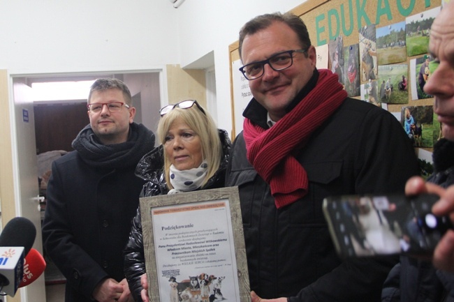 Mariola Rybińska przekazał Radosławowi Witkowskiemu dyplom z podziękowaniem za pamięć o zwierzętach - mieszkańcach schroniska.