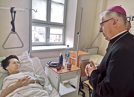 ▲	Na zakończenie wizyty abp Wiktor Skworc pobłogosławił pacjentów Szpitala Zakonu Bonifratrów pw. Aniołów Stróżów w Katowicach.