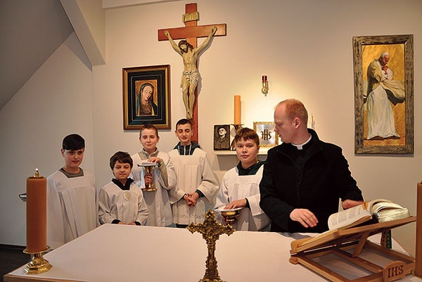 ▲	Pod okiem ks. Sebastiana Pytlika, moderatora oazy, ministranci mają okazję doskonalić znajomość liturgii.