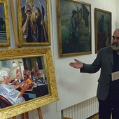 ▲	Waldemar Gołdziński opowiada o jednym z obrazów autorstwa ks. Drąga. To autoportret, na którym artysta przedstawił siebie w lustrzanym odbiciu piszącego ikonę.
