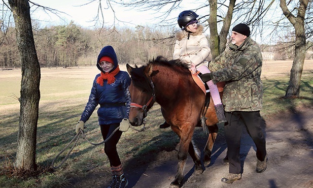Rehabilitacja z końmi to jedno z podstawowych zajęć w Laskach 