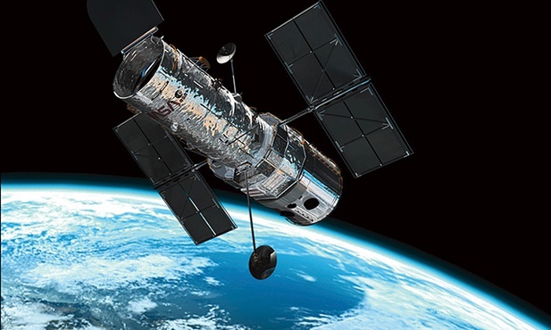 Teleskop Hubble’a  okrąża Ziemię 15 razy  dziennie. Niestety, w Polsce  nie można go zaobserwować.  Najlepiej widoczny jest  na terenach pomiędzy  27,5 st. szerokości  geograficznej północnej  a 27,5 st. szerokości geograficznej południowej. Bardzo dobrze widać go  na przykład w północnej Australii