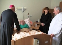 Bp Piotr Greger odwiedził pacjentów stacjonarnego Hospicjum św. Jana Pawła II w Bielsku-Białej.