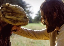 Jezus (Jonathan Roumie) uzdrawia trędowatego.