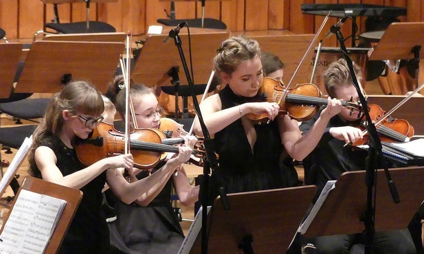 Solistki: Magdalena Kruczała i Aleksandra Domeracka podczas koncertu Szkolnej Orkiestry Symfonicznej dla Hospicjum św. Kamila w Bielsku-Białej.