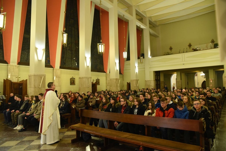 Do sanktuarium św. Jakuba przyjechali młodzi z brzeskiego okręgu duszpasterstwa młodzieży. 