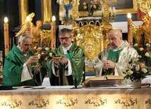 Od lewej: ks. Michał Jagosz, ks. Robert Kasprowski i ks. Władysław Fidelus przy ołtarzu w łodygowickim kościele Świętych Apostołów Szymona i Judy Tadeusza.
