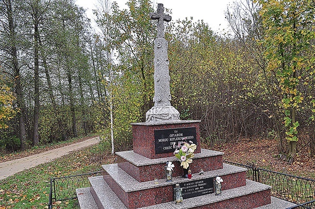 ▲	Przejeżdżający drogą krajową nr 60 mijają pomnik, który wskazuje na miejsca, gdzie w czasie II wojny światowej dokonano skrytobójczych mordów na bezbronnych Polakach.