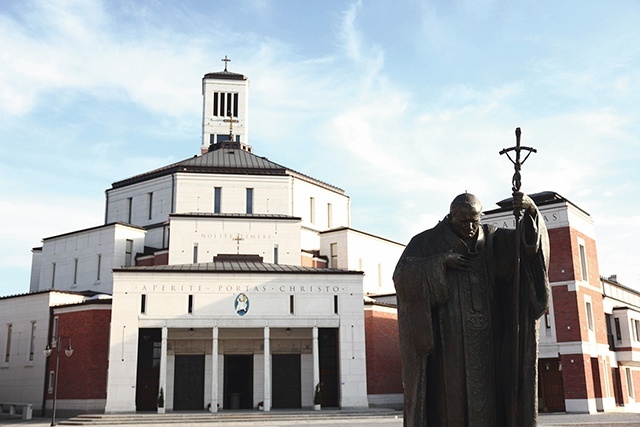 ▲	W sanktuarium św. Jana Pawła II 28 lutego o 19.00 zostanie odprawiona Droga Krzyżowa w intencji zranionych  i za cały Kościół.