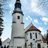 Główny kościół położony jest na wzniesieniu.