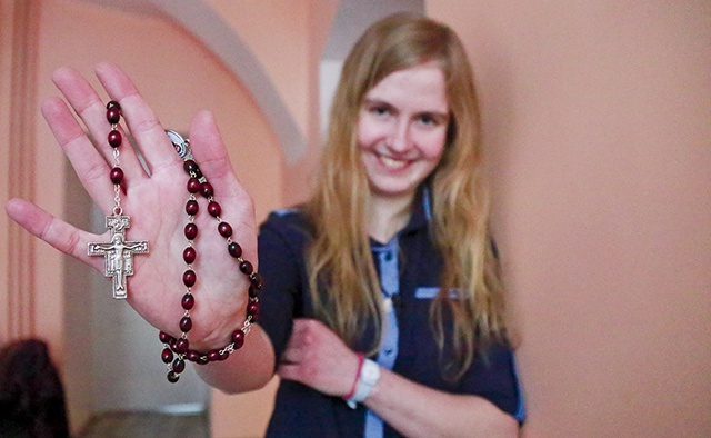 Nawet kiedy Aneta Stachnik nie modli się na różańcu, lubi go trzymać w dłoni. Wtedy czuje, jakby szła z Maryją za rękę.