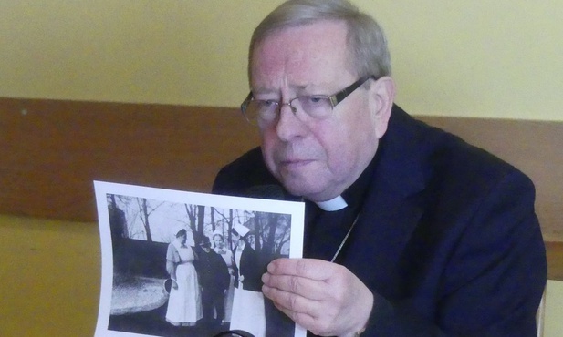 Bp P. Anweiler prezentuje fotografię, na której uwieczniono Karola Wojtyłę i trzy ewangelickie siostry - pielęgniarki opiekujące się jego chorym bratem Edmundem.