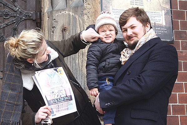 Rodzina Zdobylaków z plakatem promującym akcję.