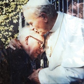 Na zdjęciu ks. A. Zienkiewicz w objęciach św. Jana Pawła II.