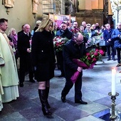 ▲	Uczestnicy uroczystości złożyli kwiaty na grobie kanonika, który znajduje się we fromborskiej katedrze.