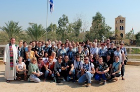 Pielgrzymi nad Jordanem, w miejscu, gdzie odnowili przyrzeczenia chrzcielne.