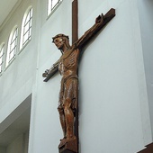►	Krzyż nad prezbiterium w kościele Matki Bożej Kochawińskiej w Gliwicach.