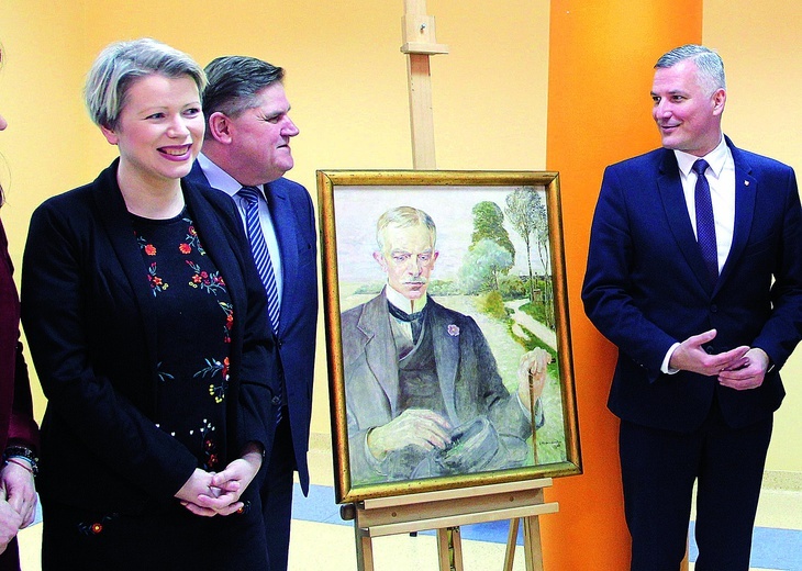 ▲	Obraz przekazał  placówce  Rafał Rajkowski (z prawej).  Od lewej Paulina Szymalak-Bugajska i Leszek Ruszczyk.