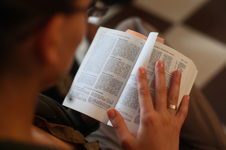 Lektura Pisma Świętego pomaga dobrze przeżyć każdy dzień.