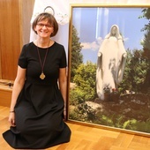 Siostra Małgorzata Kobylarz w ośrodku oazowym w Dąbrówce przy fotografii figury Niepokalanej, Matki Kościoła, która znajduje się w centrum Ruchu w Krościenku nad Dunajcem.