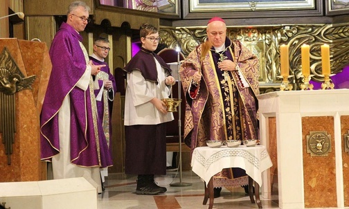 Bp Greger pobłogosławił popiół, którym księża posypali głowy uczestników liturgii.