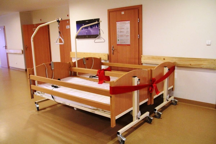 21 takich specjalistycznych łóżek otrzymało bielskie hospicjum od Grupy Lotos.