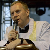 Bp Piotr Turzyński prowadzi adorację Najświętszego Sakramentu na Apelu Młodych w Radomiu podczas Światowych Dni Młodzieży w lipcu 2016 r.