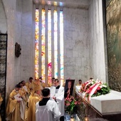 Kapłani na kolanach proszą o owoce beatyfikacji Prymasa Tysiąclecia