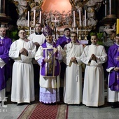 Pamiątkowe zdjęcie lektorów z biskupem i moderatorami WSD.