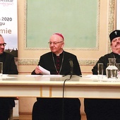 Hierarchowie dyskutowali w Trybunale Koronnym. Od lewej: bp Jan Cieślar, abp Stanisław Budzik, abp Abel.