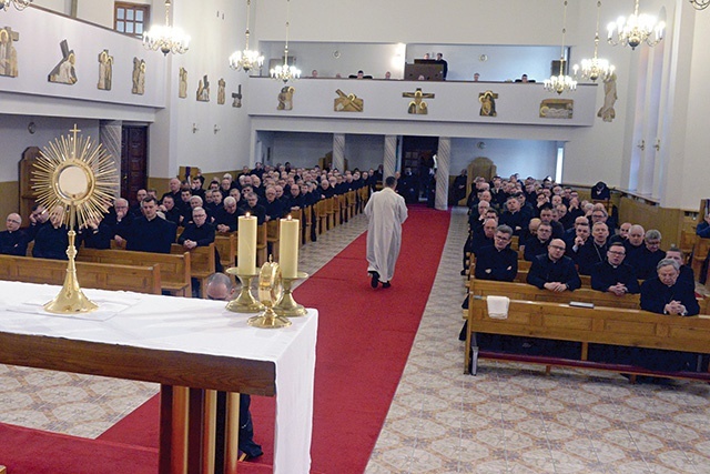 ▲	W spotkaniu wzięło udział ponad 200 kapłanów.