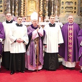 ▲	Klerycy z bp. Pawłem Sochą i odpowiedzialnymi za formację w seminarium.