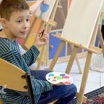 Zajęcia z koloroterapii w świetlicy dla dzieci Caritas Diecezji Świdnickiej